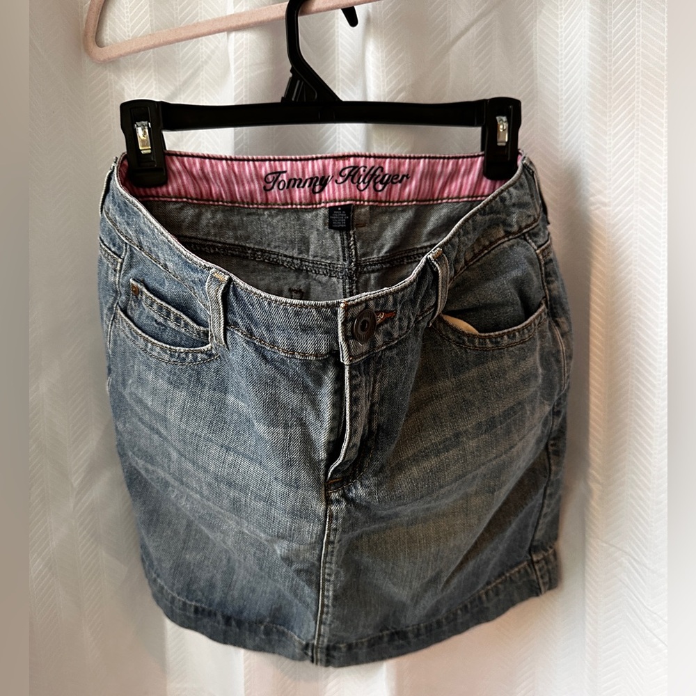 Tommy Hilfiger mini jean skirt 💘🎀🩷💙🧢🦋👖
size 6